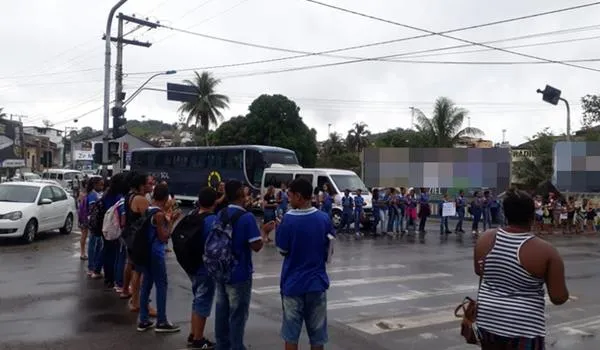 Manifestantes fazem ato em local de tragédia que matou dois em Nazaré; veja vídeos