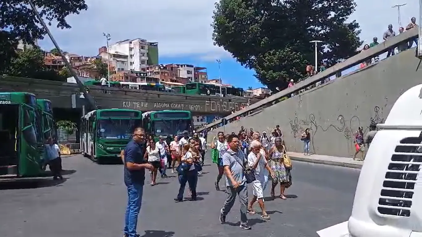 Rodoviários fazem assembleia para discutir reajuste salarial; vídeos