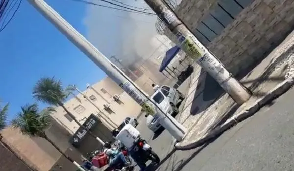 Incêndio atinge supermercado no bairro de Stella Maris; bombeiros estão no local