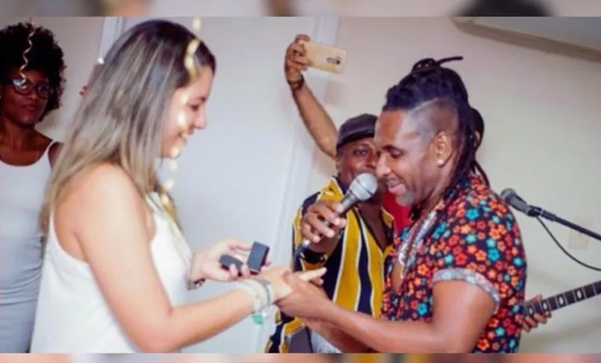 Aos 54 anos, Beto Jamaica fica noivo de fã do É o Tchan!: "momento ímpar"; veja