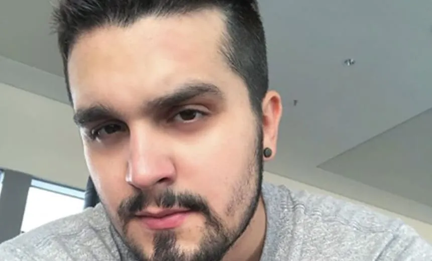 Fã tatua olhos de Luan Santana e cantor brinca: “Meus zoinho vesgo”; veja