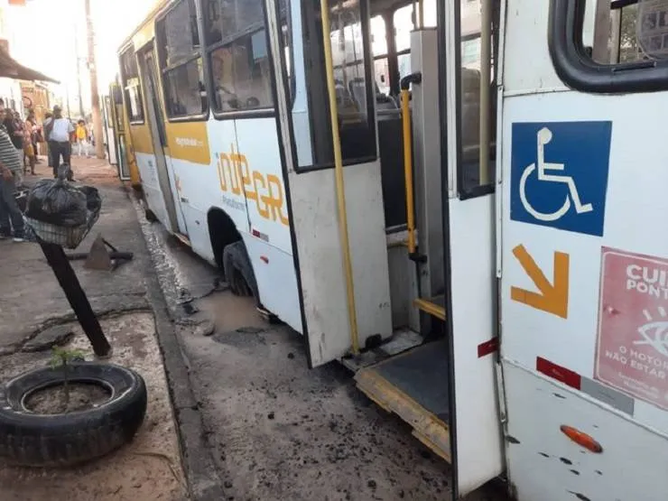 Ônibus tem rodas presas em buraco e interdita trânsito no Subúrbio de Salvador