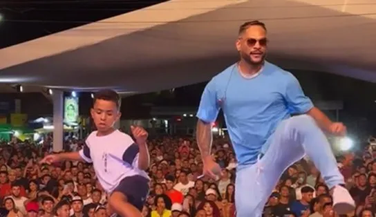Menino de oito anos repercute nas redes após dançar de "igual para igual" com cantor Tony Salles na Bahia; assista 