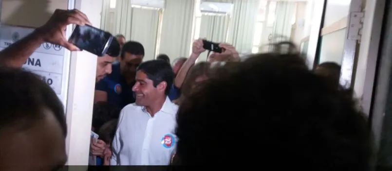 PROBLEMA: Urna de seção de ACM Neto quebra, mas candidato mostra otimismo: “as pesquisas refletem o sentimento do povo”