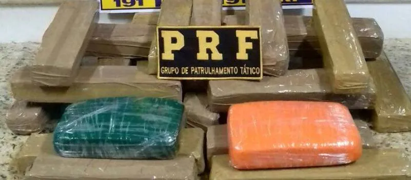 VITÓRIA DA CONQUISTA: Em ação da PRF, traficante é preso com 14 kg de drogas em ônibus interestadual de passageiros