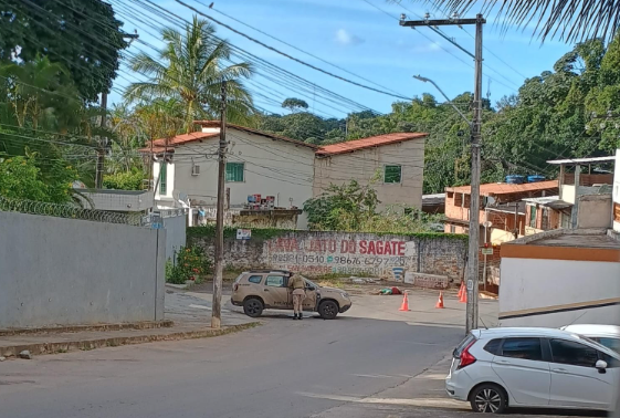 Corpo com as mãos amarradas é abandonado em Salvador. Foto: Leitor Aratu On