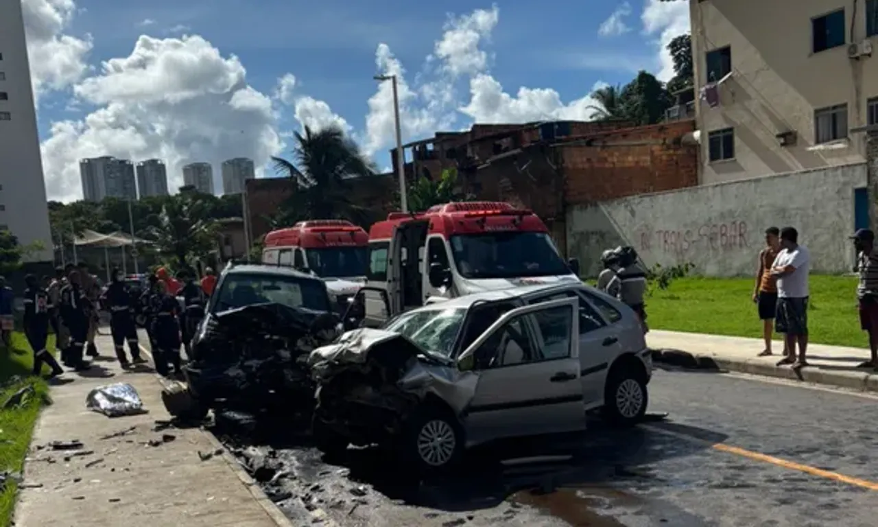 Mulher morre e duas pessoas ficam feridas em acidente de carro na Vila Laura | Foto: Lara Linhares