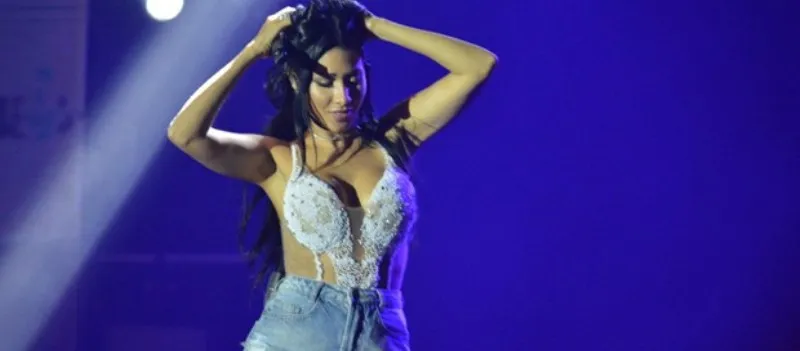 VAI, COLEGUINHA!: Simaria abusa da sensualidade em show na Paraíba; Confira fotos