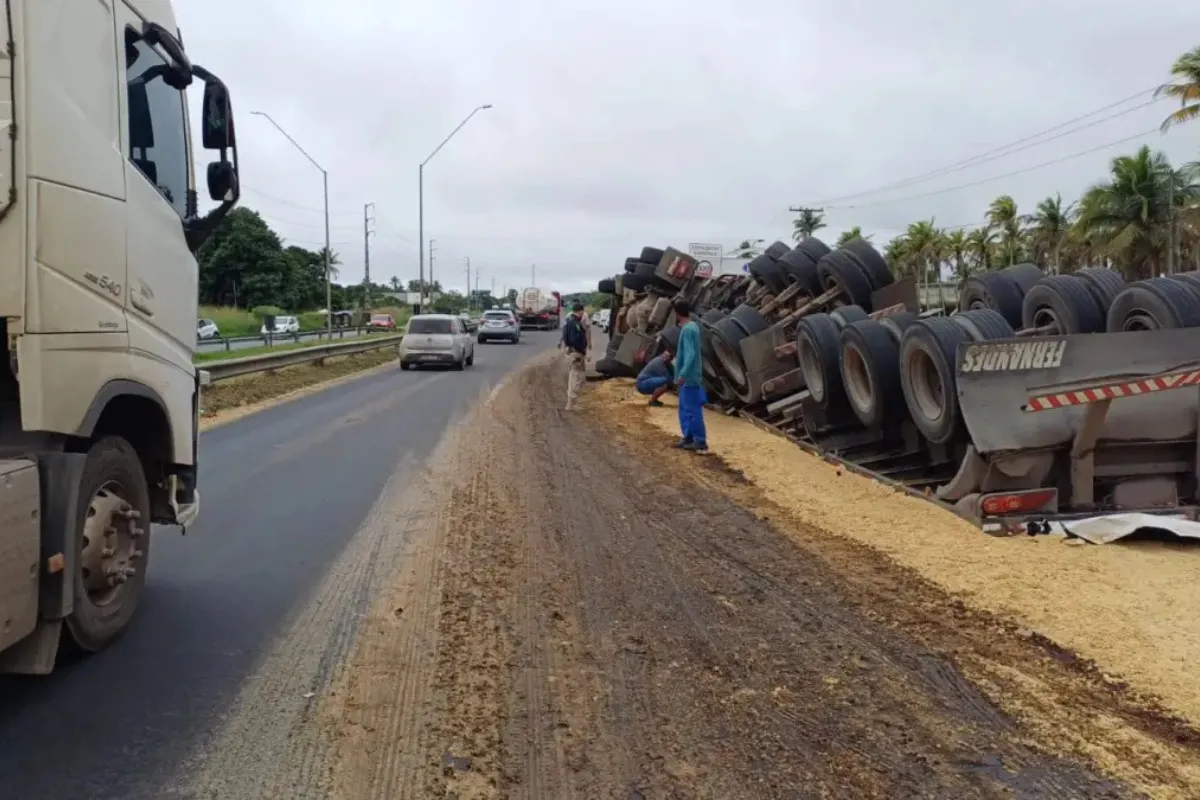 Carreta carregada com soja tomba em trecho da BR-324, em Salvador