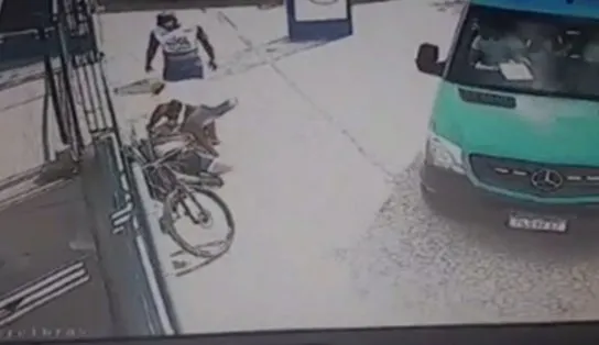 Ciclista é socorrido segundos após infartar em frente à unidade de saúde em Feira de Santana; vídeo
