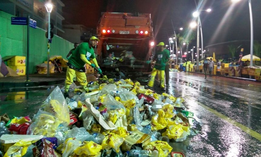 ALTAS HORAS: Debaixo de chuva, garis recolhem lixo deixado por foli&otilde;es na Barra