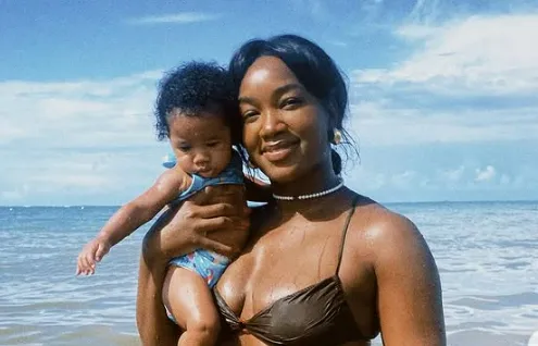IZA troca os palcos pela paz da Praia do Forte em viagem com a família