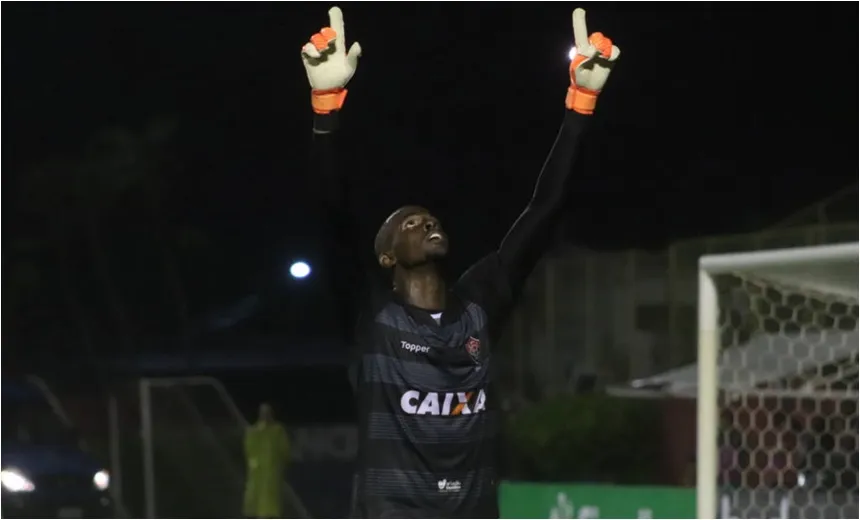DE VILÃO A HERÓI: Caíque brilha nos pênaltis, Vitória bate Inter e avança na Copa do Brasil