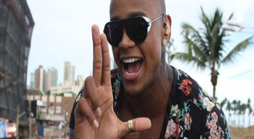 Léo Santana puxará trio sem cordas na sexta de Carnaval