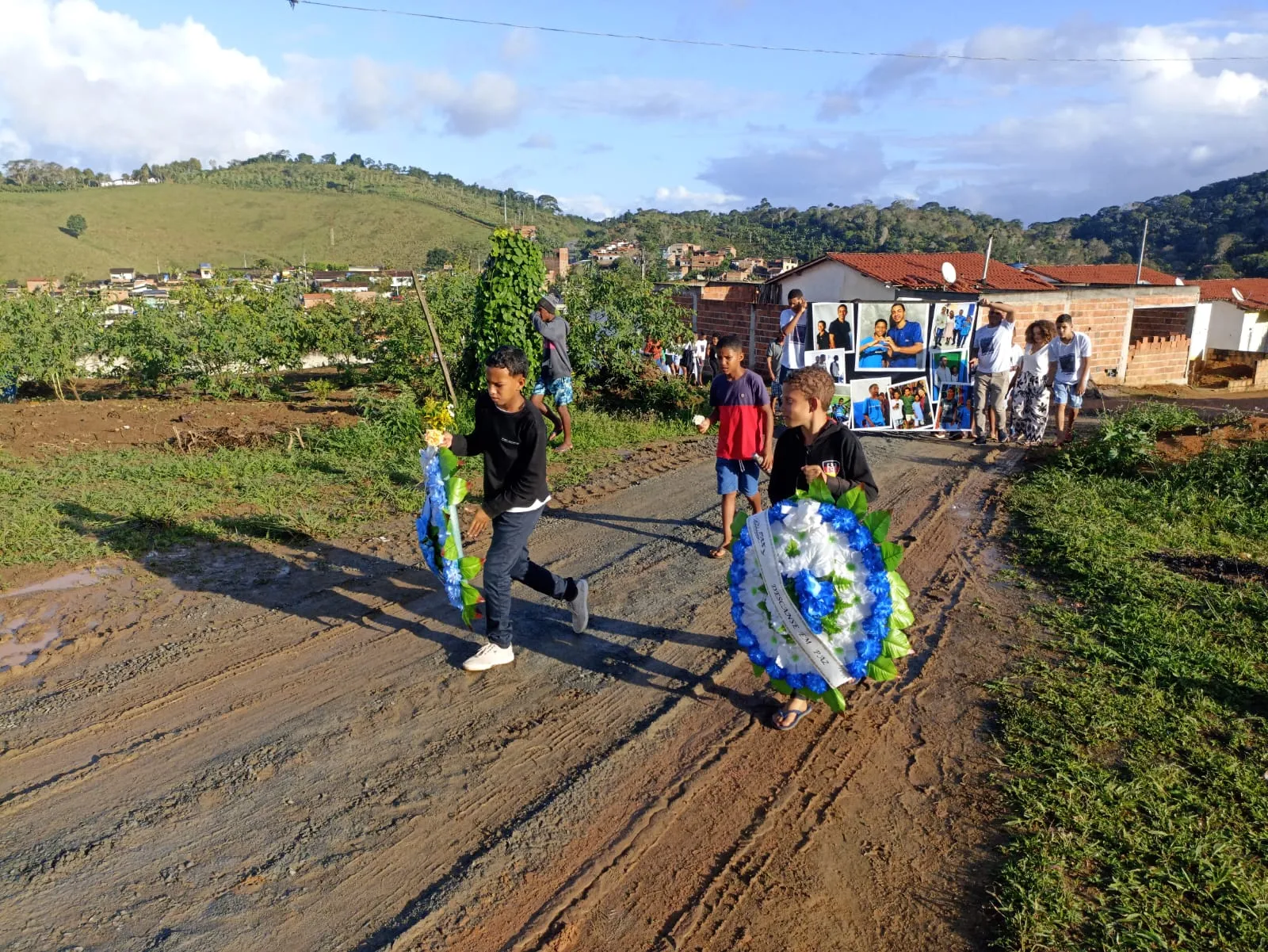 VÍDEOS: velório de irmãos cantores de arrocha é acompanhado por multidão na Bahia