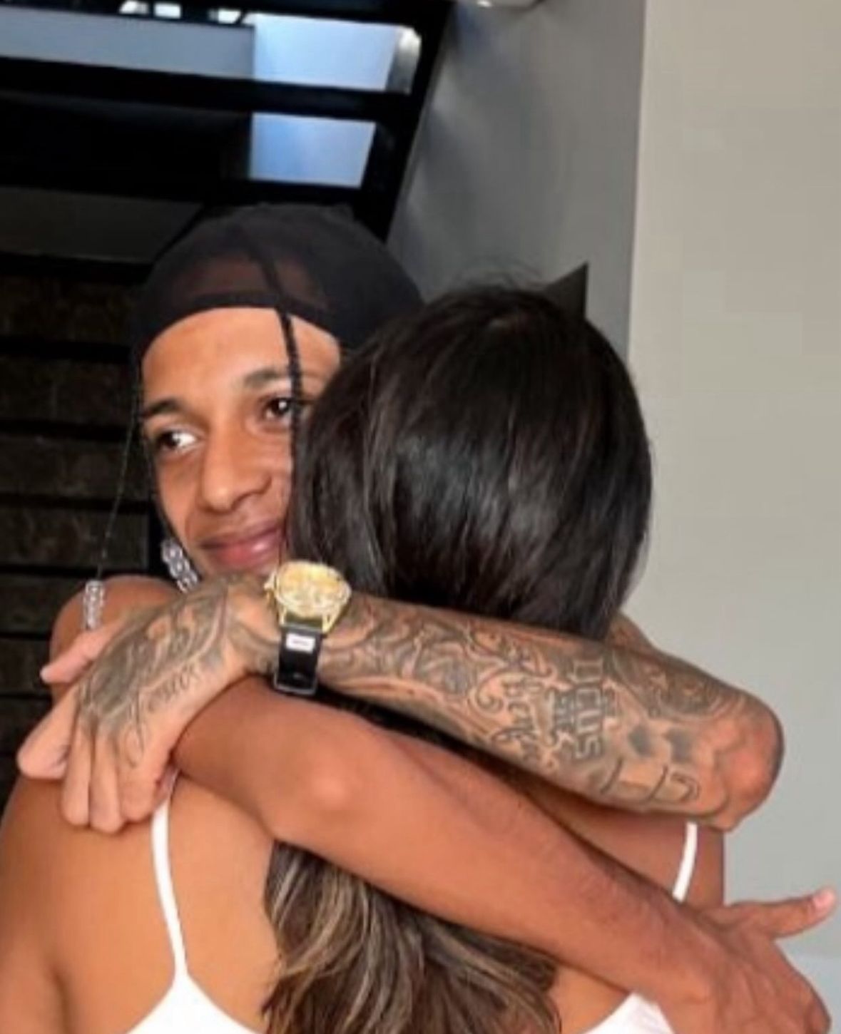 A mãe de Oruam também afirmou que o filho está sendo julgado não apenas pelos atos recentes, mas por ser filho de Marcinho VP. | Foto: Redes Sociais