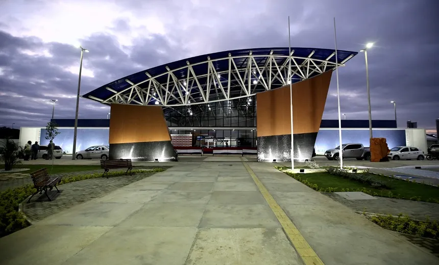Policlínica de R$ 26,7 milhões é inaugurada em Feira de Santana; “importantíssimo”, diz Rui