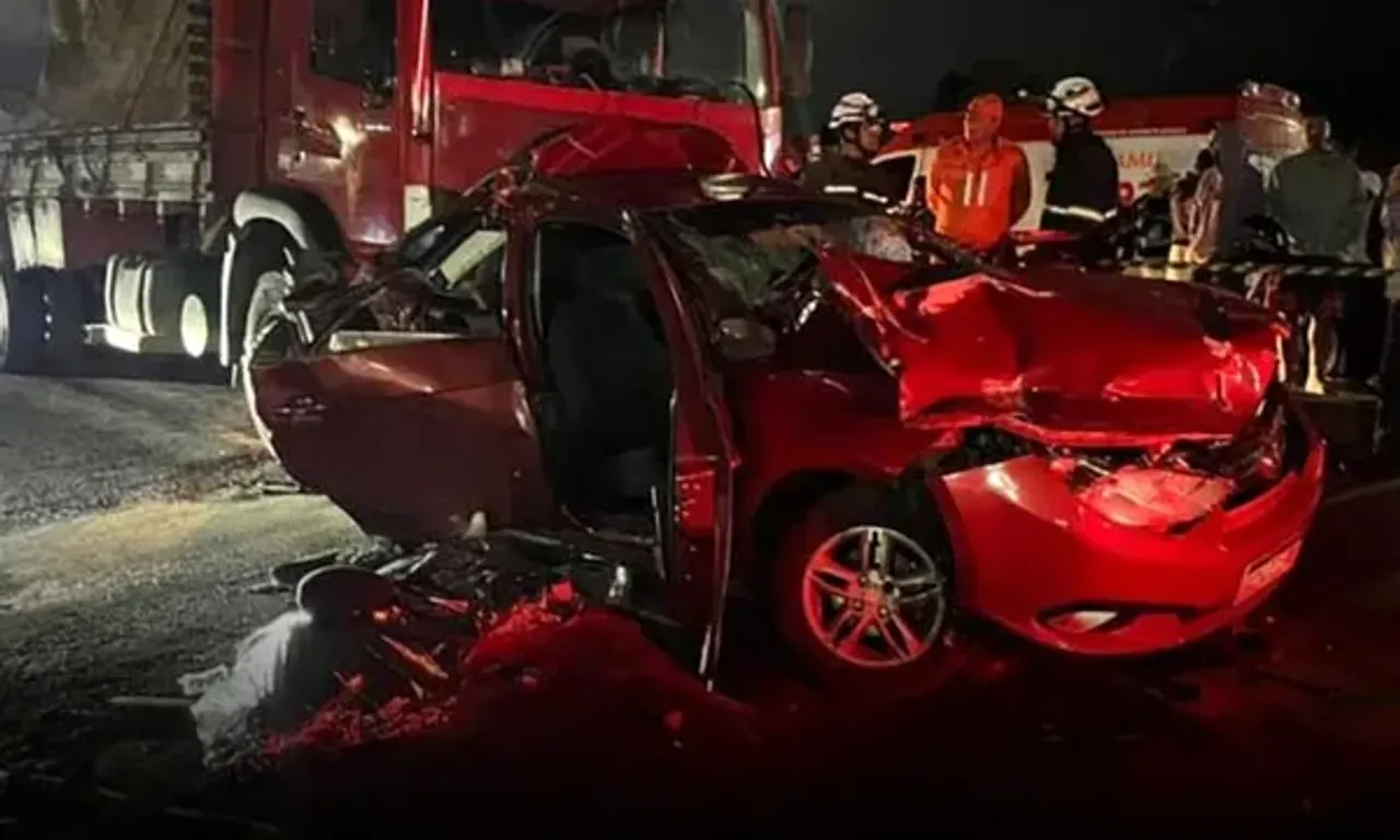 Engavetamento com tr&ecirc;s carros e duas carretas deixa morto na Bahia. Foto: Reprodu&ccedil;&atilde;o/Blog do Marcelo