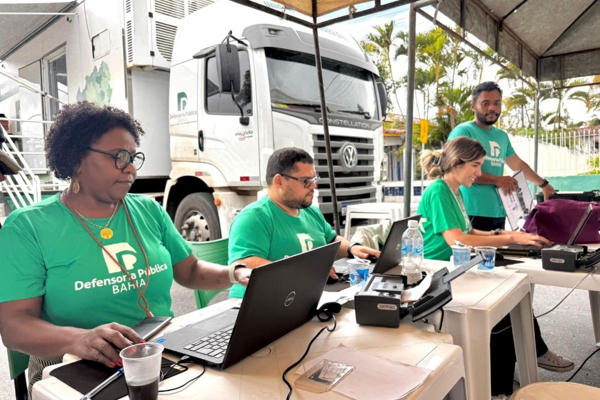 Mutirão da Defensoria Pública faz atendimento sem agendamento na Praça Dionísio Cerqueira, em Castro Alves. Foto: DPE/BA