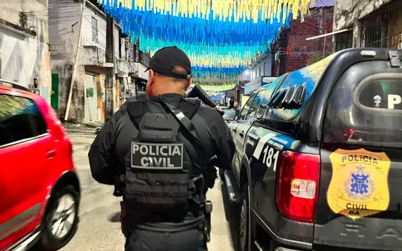 Em Salvador, a ofensiva contra o BDM passou por diferentes regi&otilde;es da capital. Arenoso, Fazenda Grande do Retiro e Cabula VI estiveram entre os locais onde foram cumpridas medidas judiciais/Foto: Pol&iacute;cia Civil&nbsp;