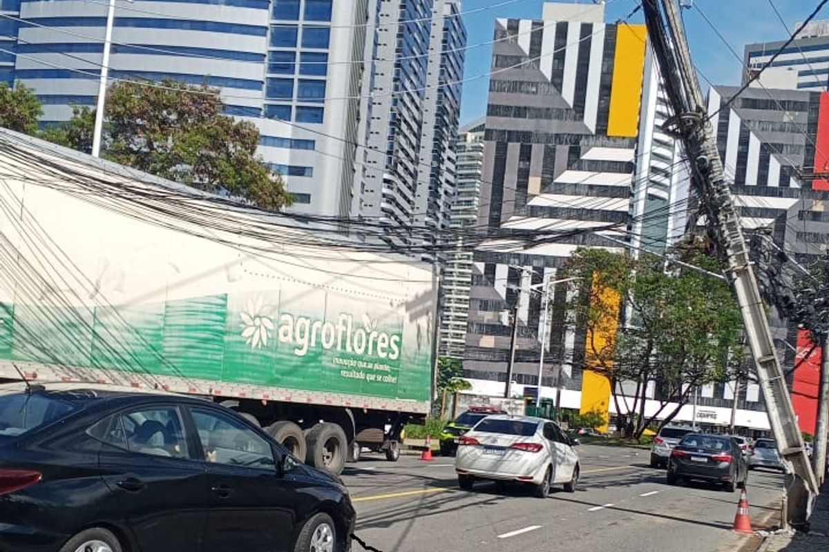 Caminh&atilde;o atinge fia&ccedil;&atilde;o e deixa poste inclinado no Stiep. Foto: Reprodu&ccedil;&atilde;o