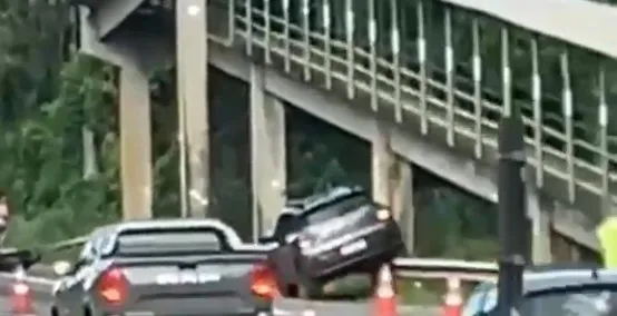 Duas pessoas morrem em acidente entre carro e moto na BA-099, em Jauá