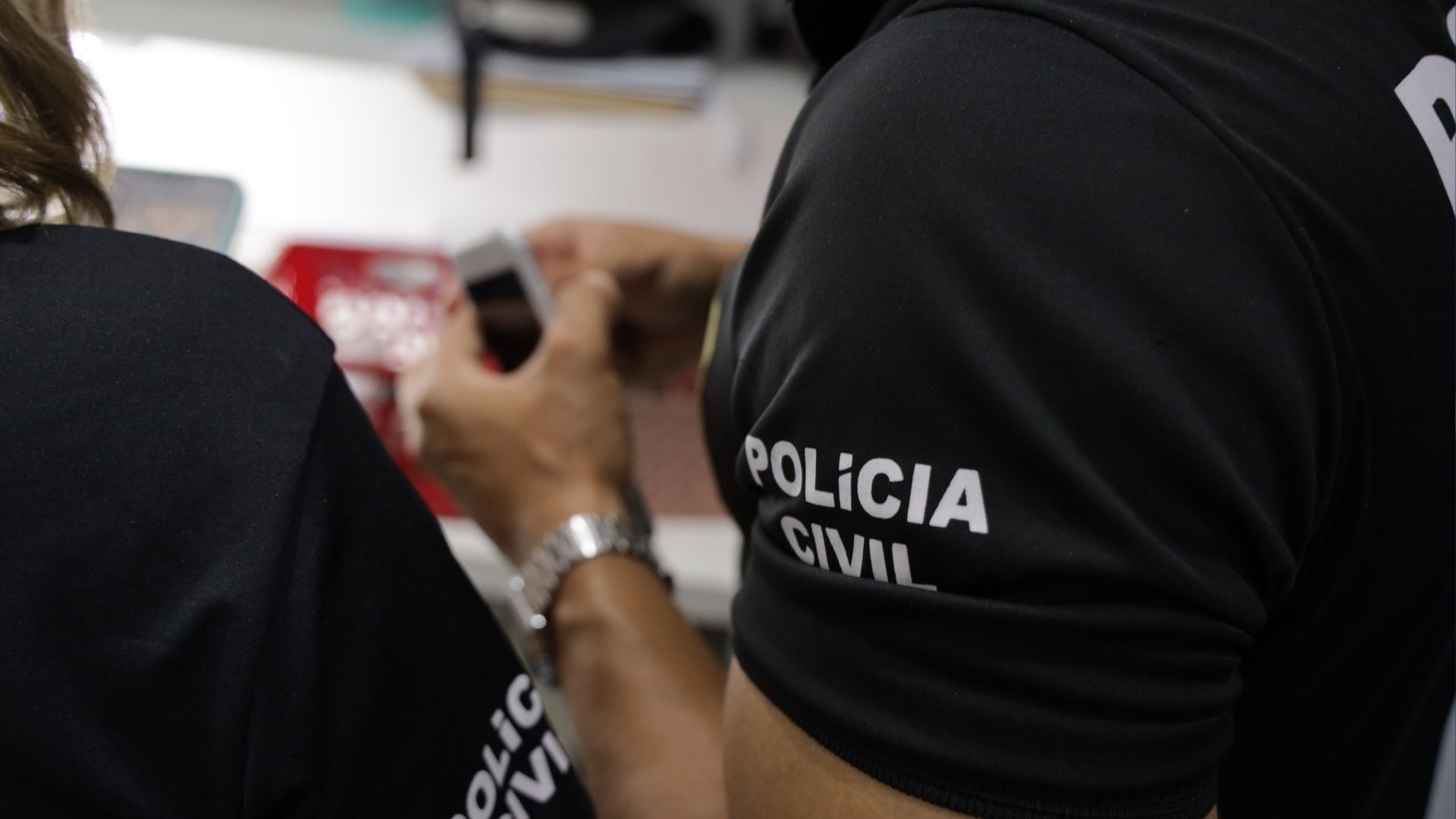 Dupla &eacute; presa suspeita de aplicar golpe do bilhete premiado em idosa