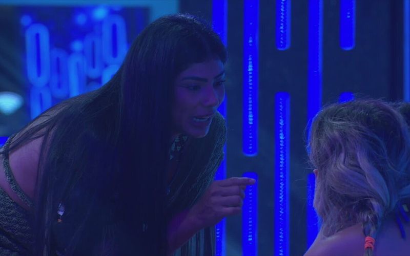 Samira tem sido uma das protagonistas de conflitos na reta final do BBB 26, envolvendo-se em discussões acaloradas com diversos participantes devido a questões de convivência e estratégias de jogo/Foto: Gshow