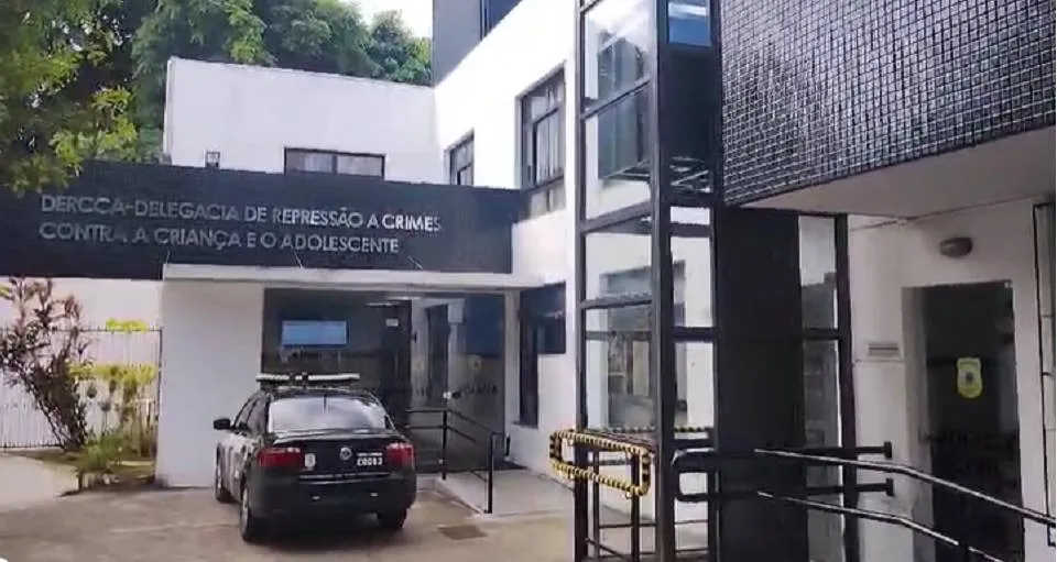 Homem que esfaqueou filho passará por audiência de custódia na sexta (27); criança está na UTI