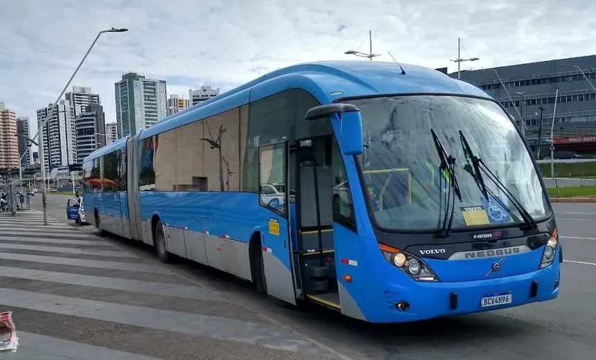 Prefeitura entrega mais 70 ônibus com ar-condicionado e apresenta veículo do BRT à população de Salvador