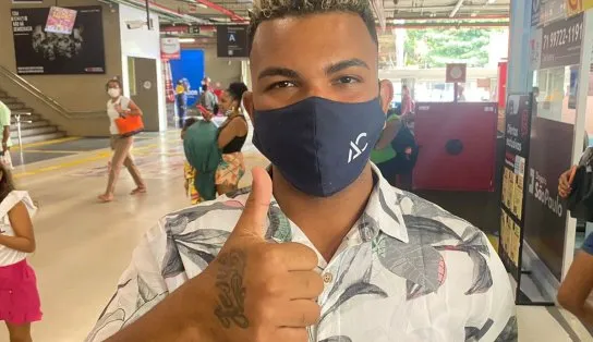 A história de Ronald: ele apareceu na TV após ser preso por assalto, mas descobriu talento na cadeia e hoje tem 15 músicas 