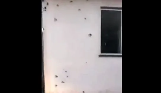 Tiroteio promovido por traficantes deixa imóveis cravejados por balas em Salvador; veja vídeo