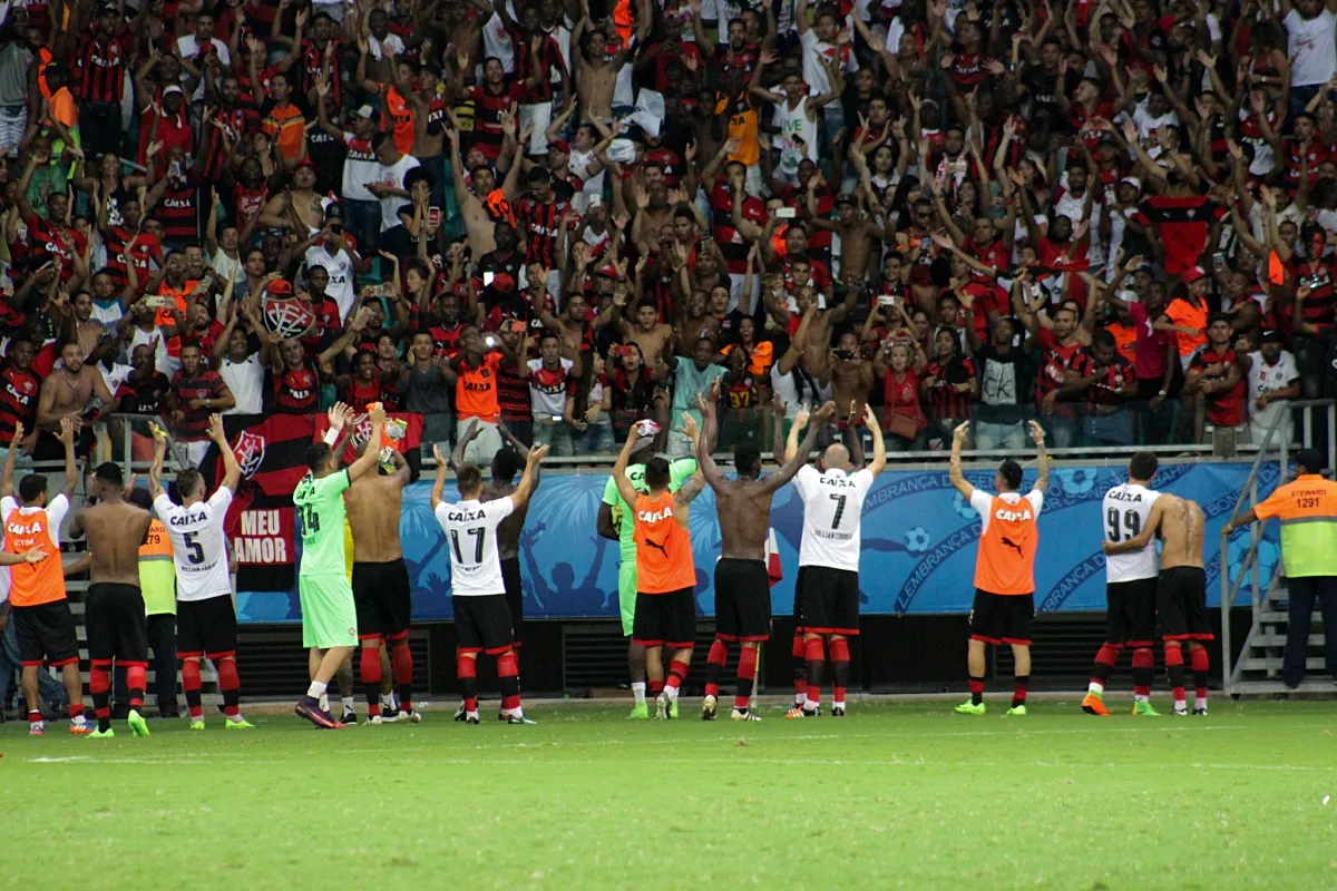 Torcedores do Vitória entram na Justiça com pedido para torcida mista na final do Baiano
