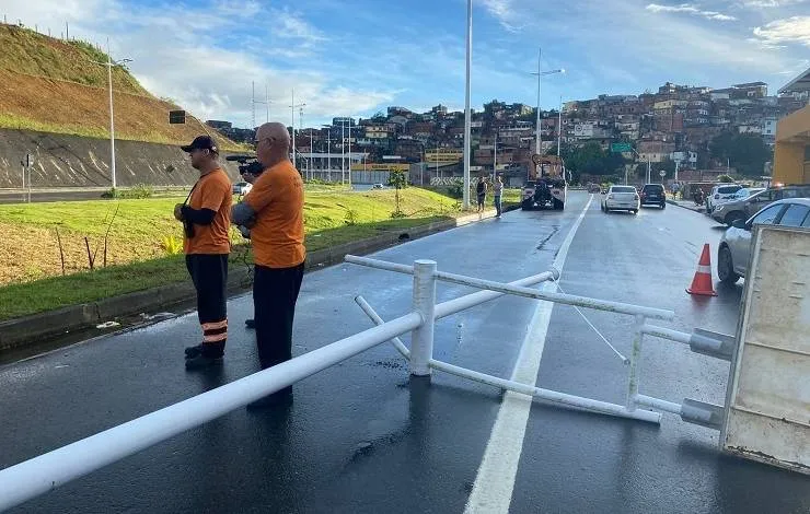 Homem morre e mulher fica ferida em grave acidente na Avenida Gal Costa, em Salvador