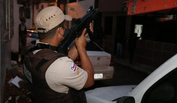 Traficantes e homicidas são alvos de uma operação policial nesta terça-feira na Bahia