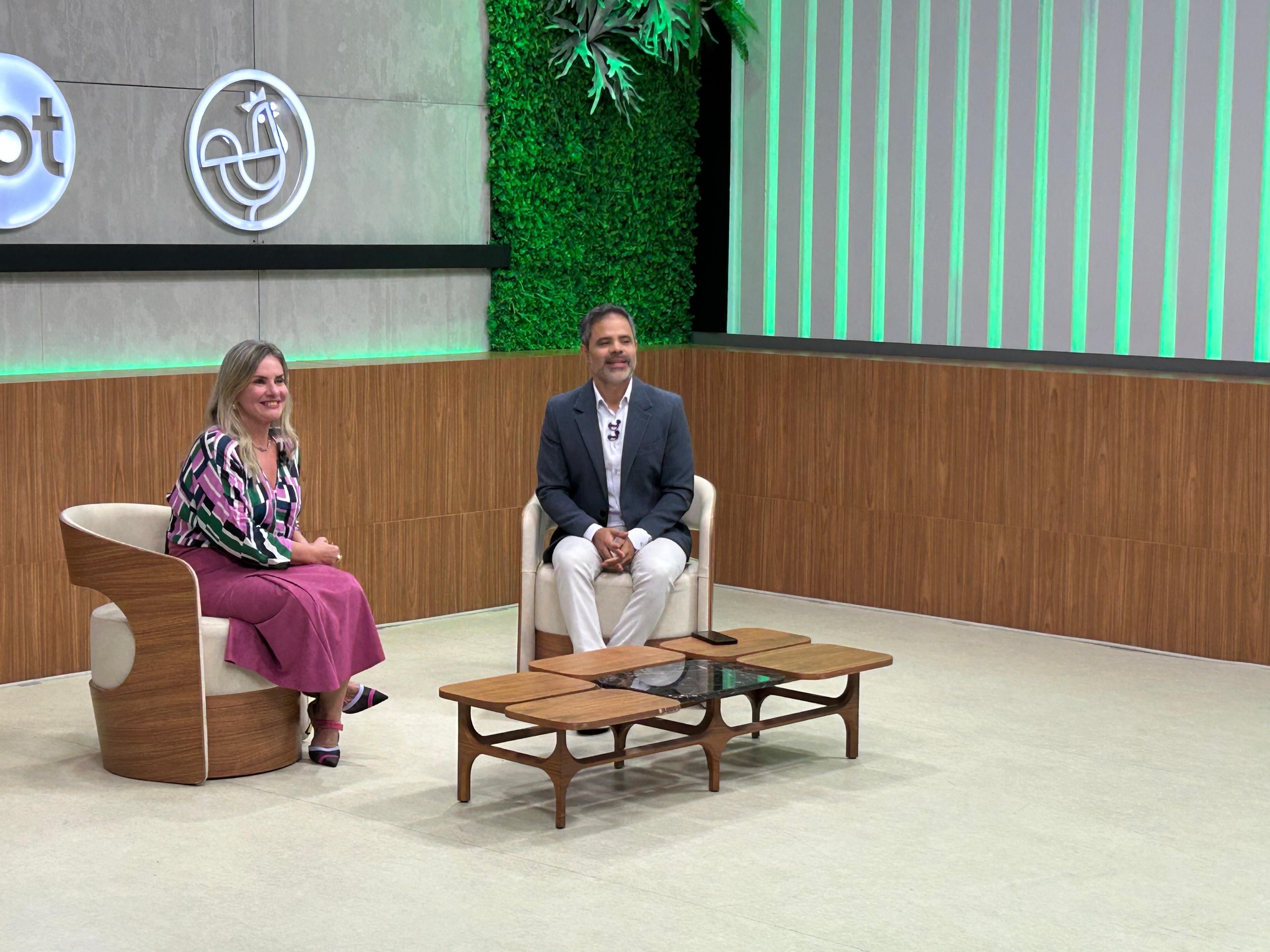 Ivana visita TV Aratu