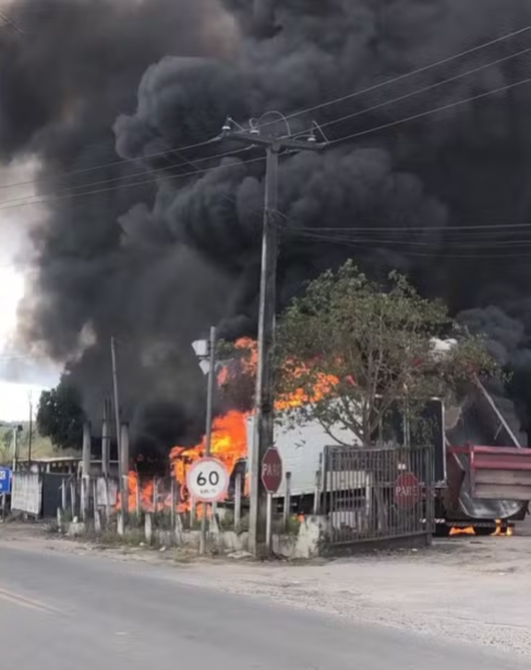 A descarga elétrica provocou um incêndio que destruiu o caminhão e se espalhou pelo entorno. | Foto: Leitor/Aratu On