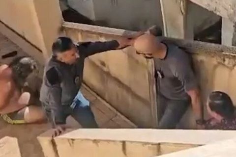 Irmãos São Presos Após Descorbeta De Esqueleto Do Pai Em Um Quarto Da Casa