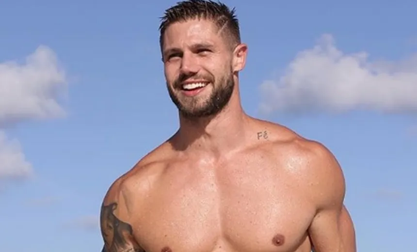 “Mostrar o que eu tenho de melhor”, diz ex-BBB antes de deixar toalha cair; vídeo