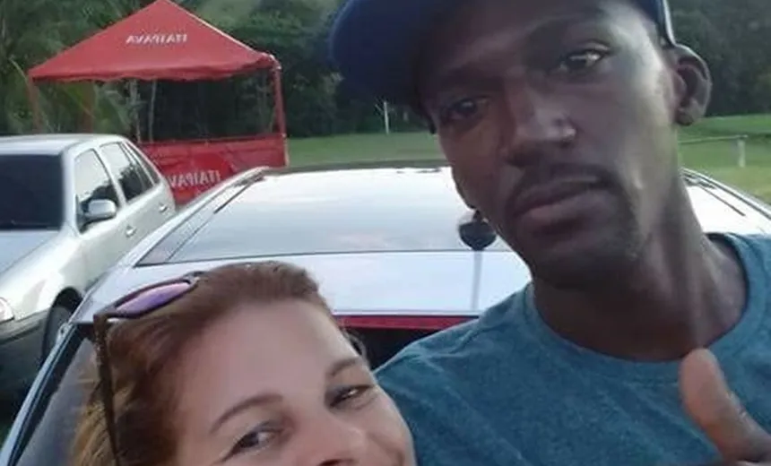 Paciente denuncia clínica por racismo contra marido negro; “chamaram a polícia”