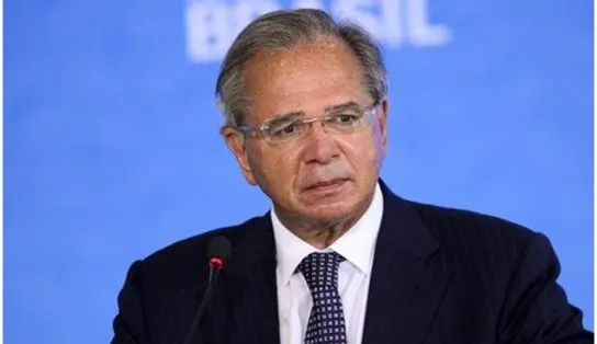 Ministro da Economia Paulo Guedes é vacinado contra a Covid-19, em Brasília