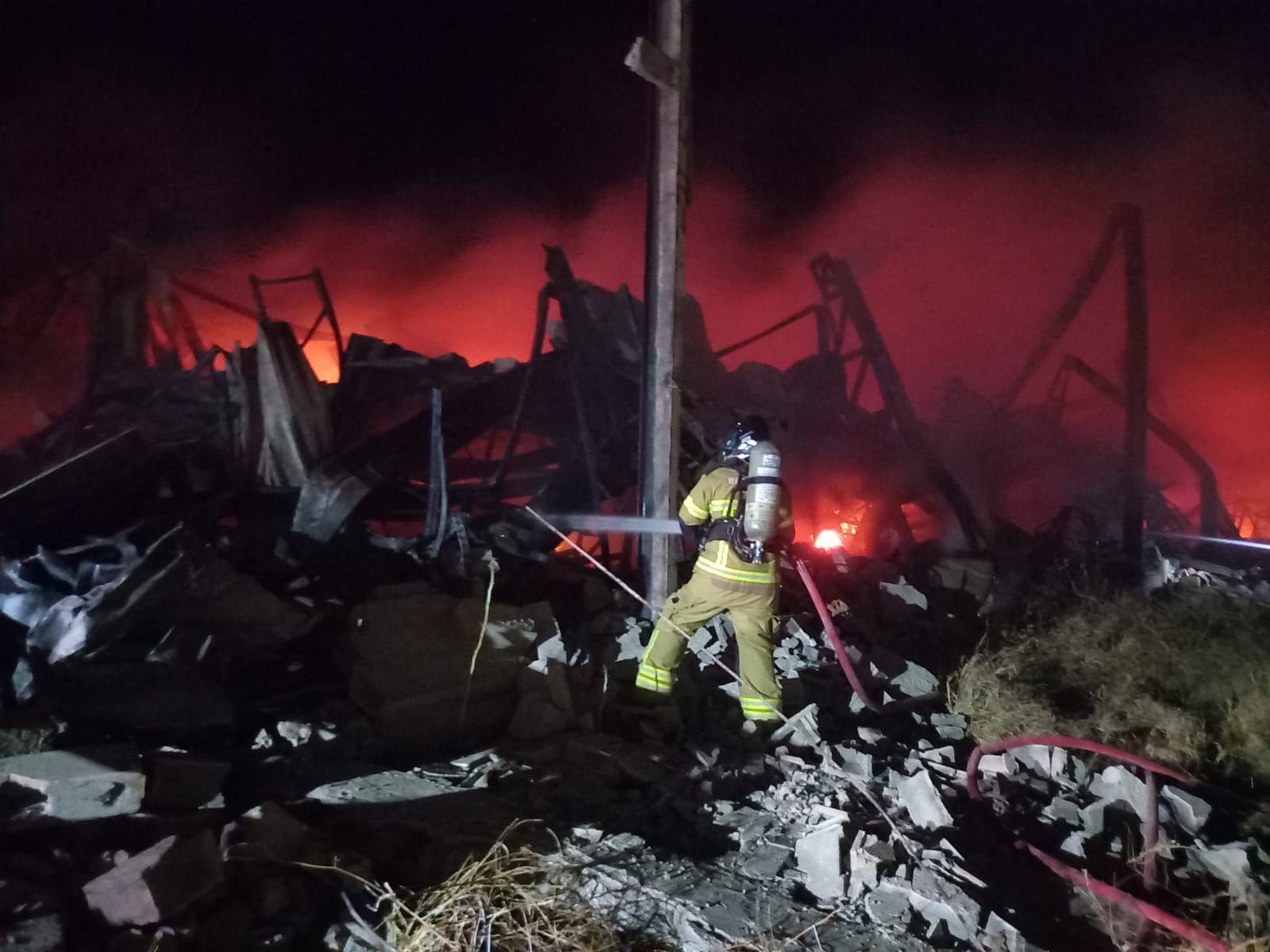 Inc&ecirc;ndio de grandes propor&ccedil;&otilde;es atinge galp&atilde;o de distribuidora em Irec&ecirc;. Foto: Reprodu&ccedil;&atilde;o Corpo de Bombeiros 