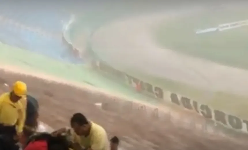 Conquista x Bahia: granizo, ‘rio’ nas arquibancadas e torcedor arrastado pela chuva;vídeos