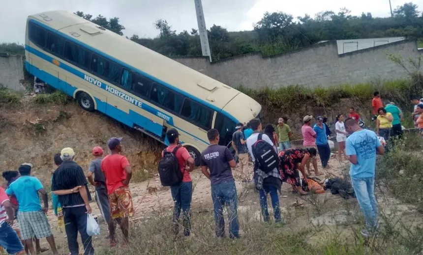 ACIDENTE: Ônibus tomba em trecho sinuoso da estrada que liga Conquista a Barra do Choça