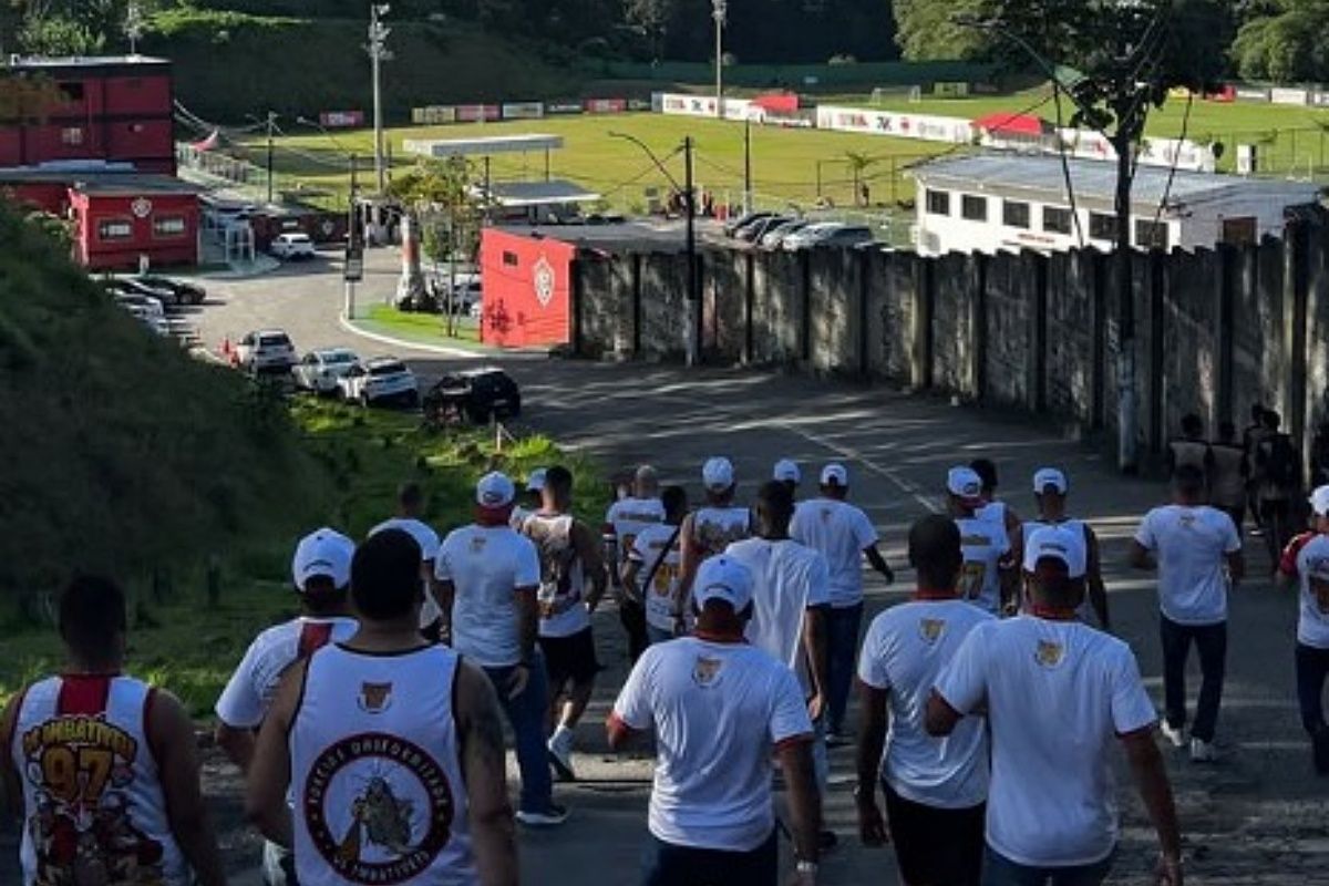 Apesar da cobrança dura, novo técnico interino Rodrigo Chagas recebeu apoio da TUI durante protesto no CT do Barradão. Foto: Rede Sociais