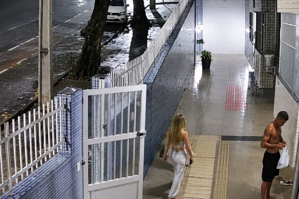 Paraguaia &Eacute; Espancada, Desacata Policiais E Chama Cinegrafista De Favelado