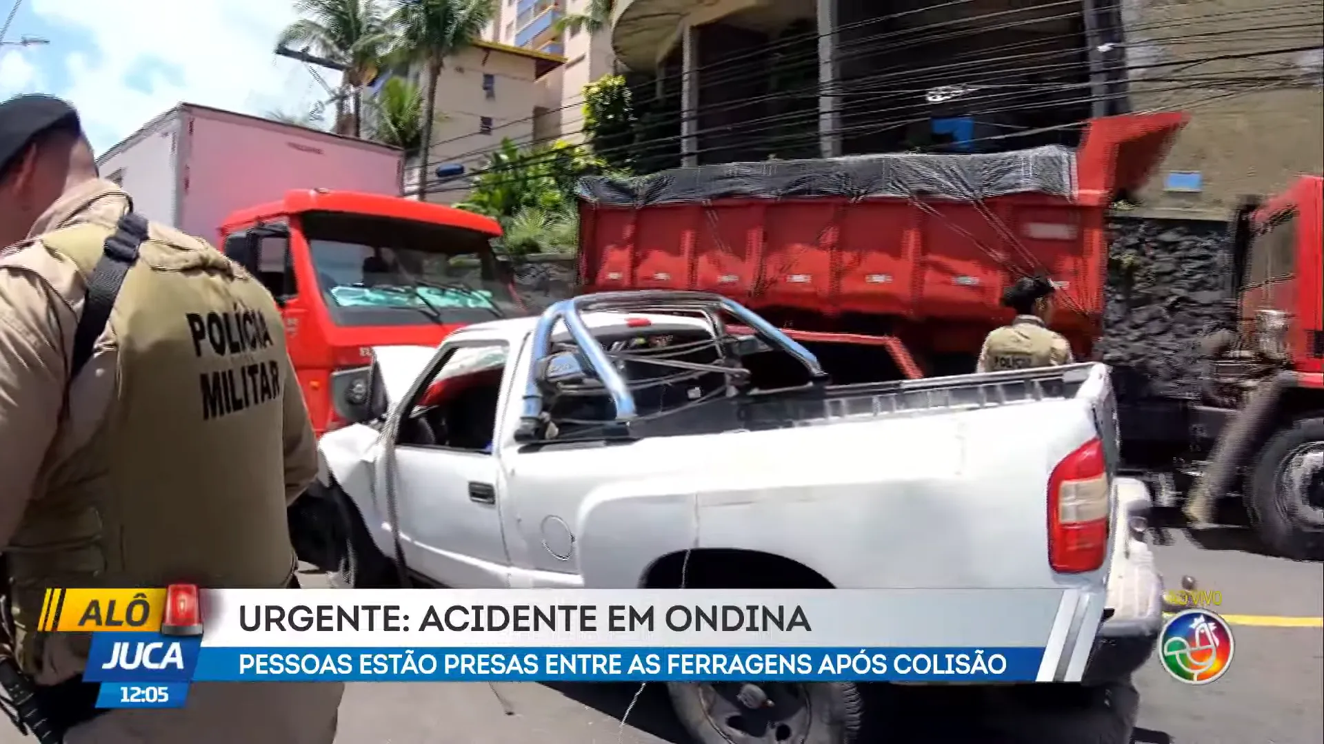 Duas pessoas ficam presas às ferrangens em colisão frontal em Salvador