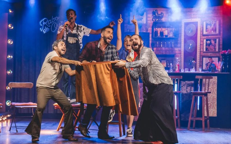 O musical celebra um dos ritmos mais populares da Bahia ao reunir sucessos que marcaram gera&ccedil;&otilde;es de f&atilde;s do arrocha em uma com&eacute;dia rom&acirc;ntica cheia de m&uacute;sica e emo&ccedil;&atilde;o/Foto: Divulga&ccedil;&atilde;o&nbsp;