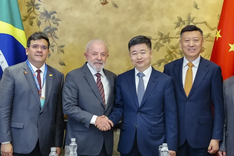 Encontros de Lula na China resultam em anúncio de investimentos de US$ 1 bi