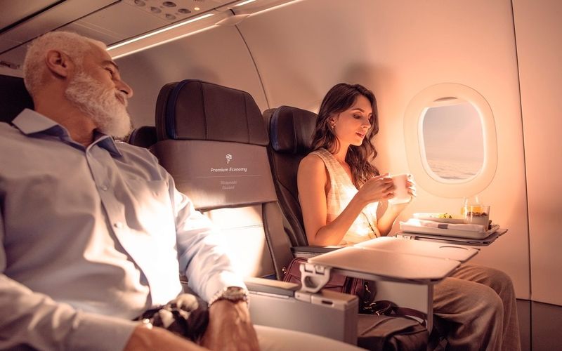 Disponível em voos regionais e de média distância (como em alguns Boeing 767 e Airbus A320/A321), oferece assentos mais largos e com maior reclinação, além de serviço de bordo aprimorado/Foto: Divulgação/LATAM